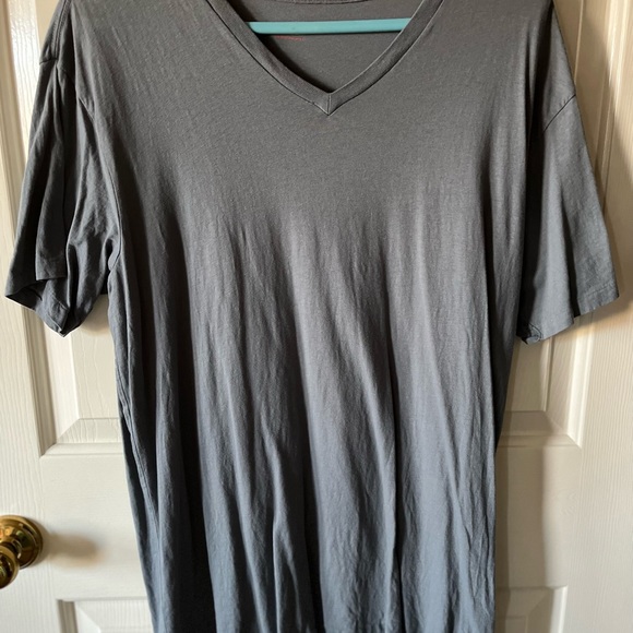 Gap Men’s Gray V-Neck Tee Shirt Size Large Short Sleeve EXCELLENT CONDITION - Picture 2 of 7